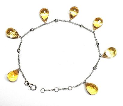Bracelet en or blanc orné de 7 citrines briolétées...