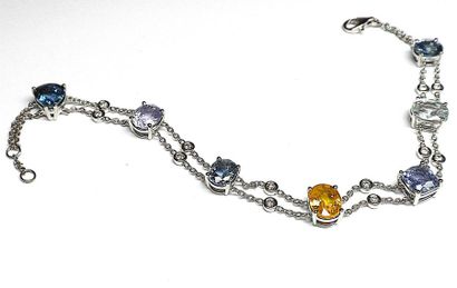 Bracelet en or blanc serti de 7 saphirs Ceylan...