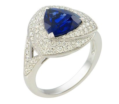 Bague or blanc centrée d'un saphir triangulaire...