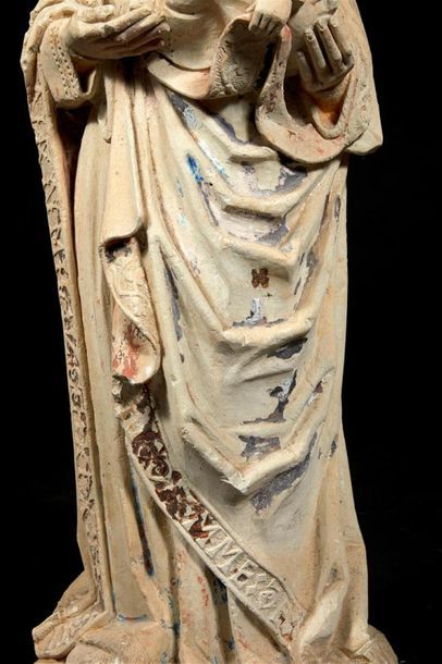 Vierge à l'Enfant en pierre calcaire sculptée...