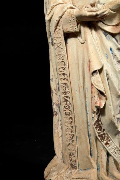 Vierge à l'Enfant en pierre calcaire sculptée...
