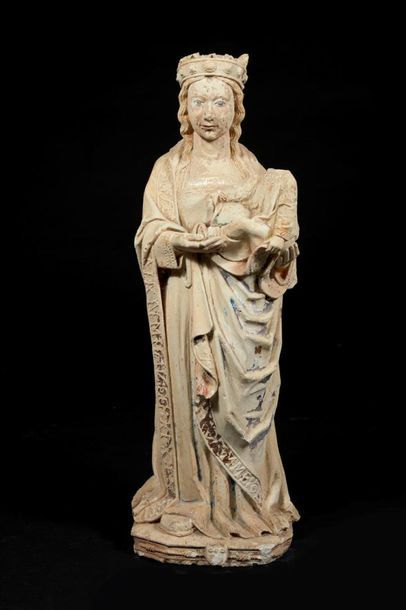 Vierge à l'Enfant en pierre calcaire sculptée...
