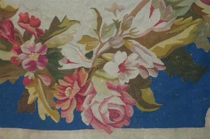 AUBUSSON. Tapis à décor d un grand cartouche...
