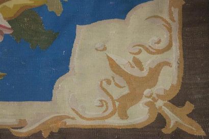AUBUSSON. Tapis à décor d un grand cartouche...