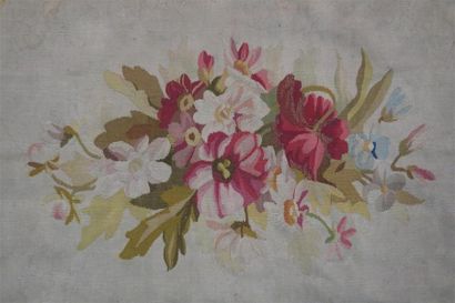 AUBUSSON. Tapis à décor d un grand cartouche...