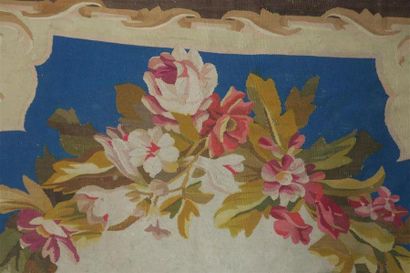 AUBUSSON. Tapis à décor d un grand cartouche...