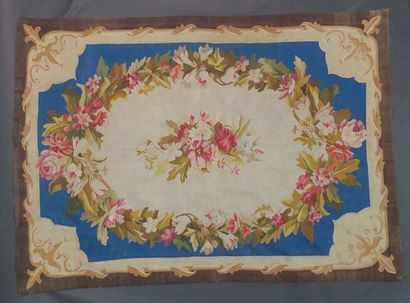 AUBUSSON. Tapis à décor d un grand cartouche...