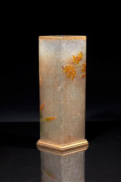 BACCARAT. Vase à section losangique en cristal,...