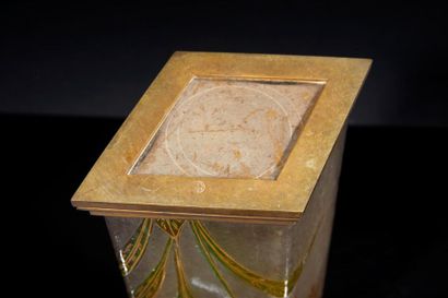 BACCARAT. Vase à section losangique en cristal,...
