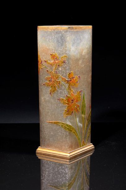 BACCARAT. Vase à section losangique en cristal,...