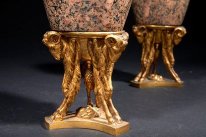 Paire de petits vases de granit rose d'Egypte...