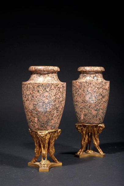 Paire de petits vases de granit rose d'Egypte...