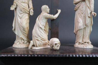 Crucifixion en ivoire sculpté avec la Vierge,...