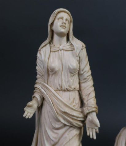 Crucifixion en ivoire sculpté avec la Vierge,...