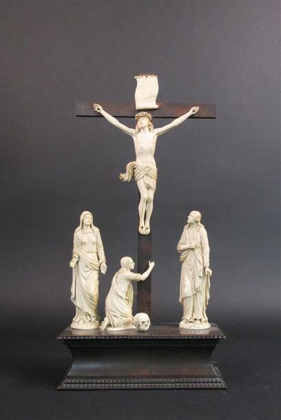 Crucifixion en ivoire sculpté avec la Vierge,...