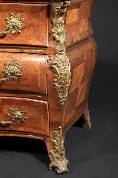 Commode en bois de violette de forme mouvementée,...
