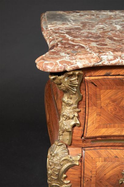 Commode en bois de violette de forme mouvementée,...
