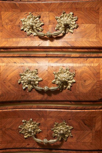 Commode en bois de violette de forme mouvementée,...