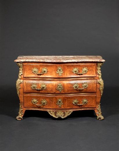 Commode en bois de violette de forme mouvementée,...