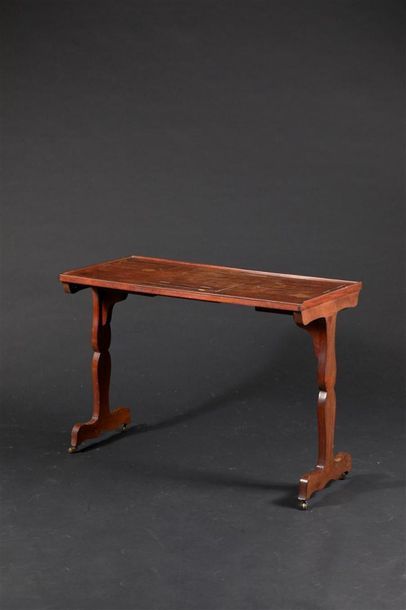Table liseuse en acajou, le plateau à rebord...