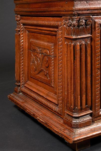 Grand coffre en chêne mouluré sculpté de...