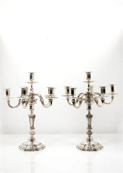 Paire de grands candélabres en bronze argenté,...
