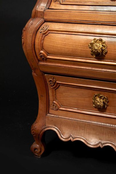 Commode tombeau en bois fruitier mouluré...