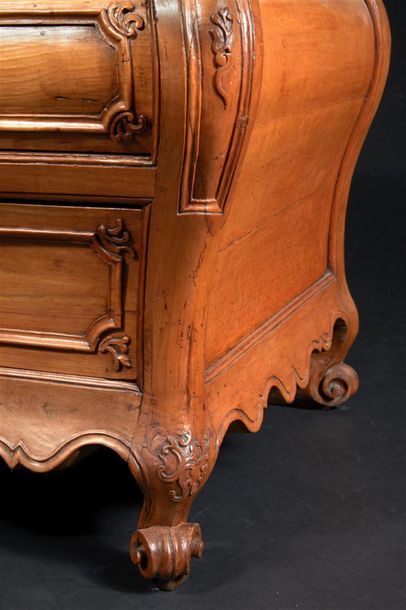 Commode tombeau en bois fruitier mouluré...
