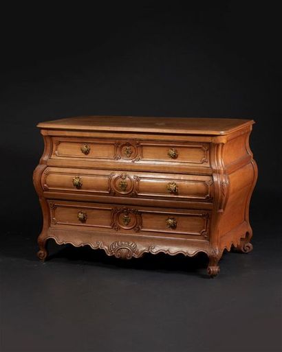 Commode tombeau en bois fruitier mouluré...