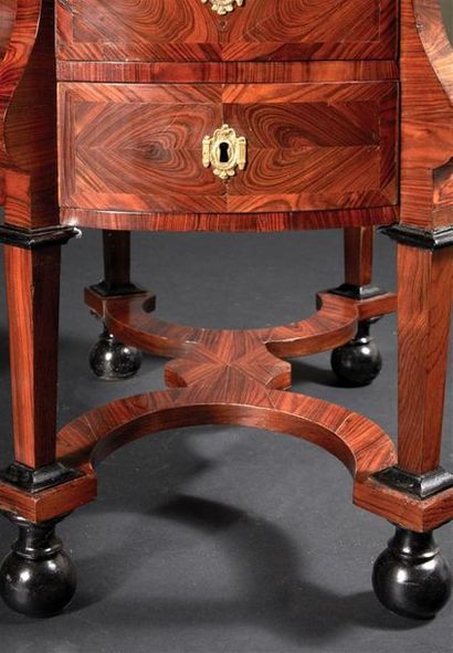 Bureau Mazarin en bois de bout ouvrant à...