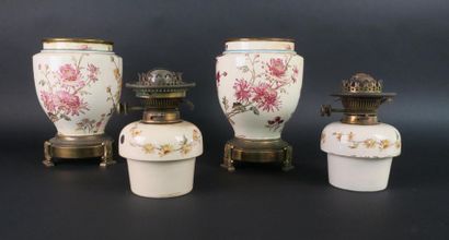 Paire de lampes à pétrole balustre en faïence...
