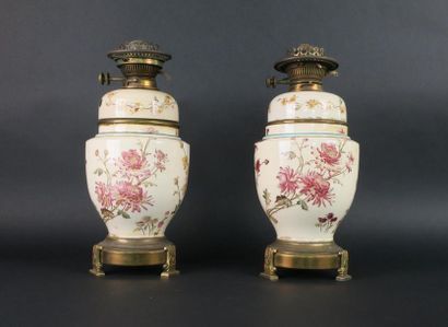 Paire de lampes à pétrole balustre en faïence...