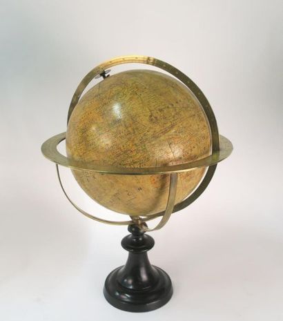Globe terrestre en carton appliqué de papier,...