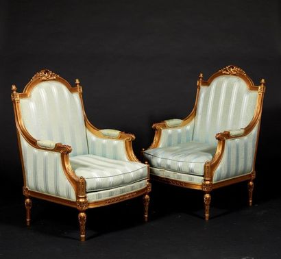 Paire de grandes bergères en bois doré richement...