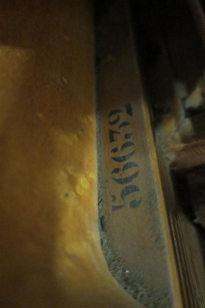Piano demi-queue ERARD en placage de bois...