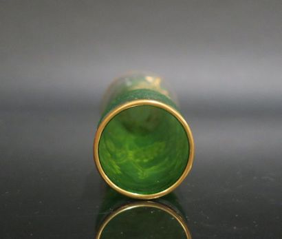 DAUM + NANCY. Petit Vase en verre vert gravé...