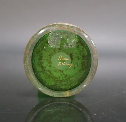 DAUM + NANCY. Petit Vase en verre vert gravé...