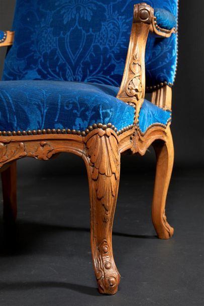 Paire de grands fauteuils à dossier plat...
