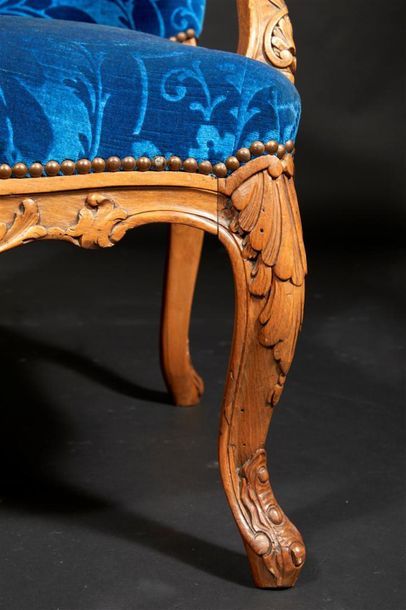 Paire de grands fauteuils à dossier plat...