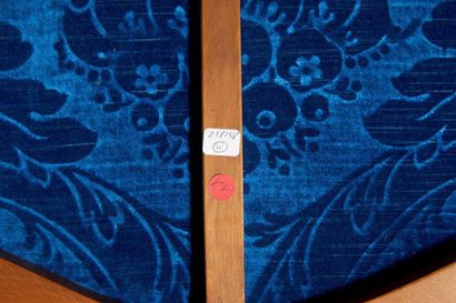 Paire de grands fauteuils à dossier plat...