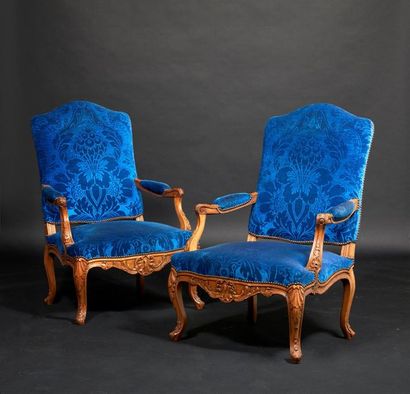 Paire de grands fauteuils à dossier plat...
