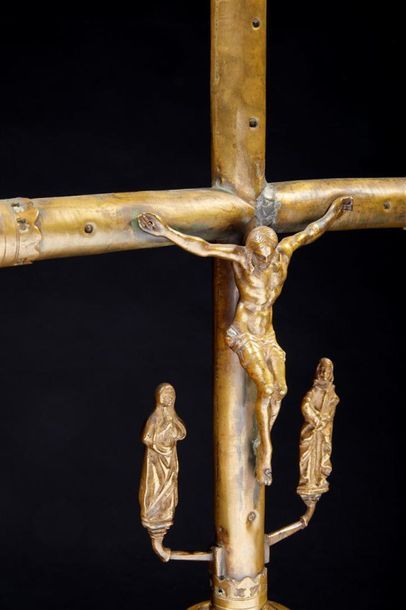 Croix processionnelle en laiton, le Christ...