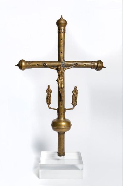 Croix processionnelle en laiton, le Christ...