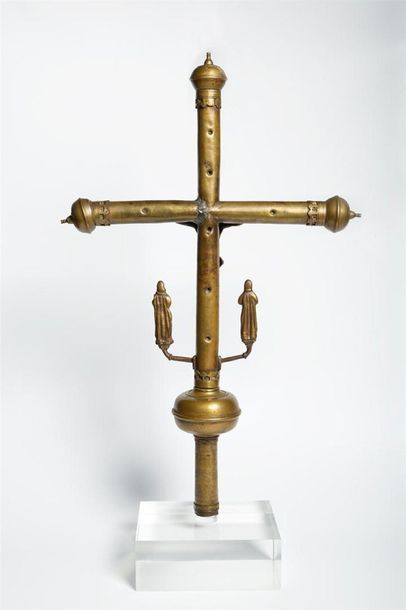 Croix processionnelle en laiton, le Christ...