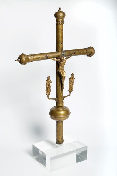 Croix processionnelle en laiton, le Christ...