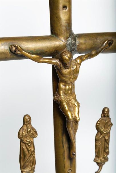 Croix processionnelle en laiton, le Christ...