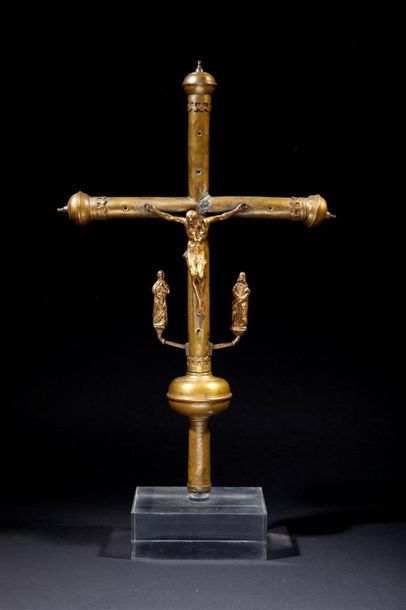 Croix processionnelle en laiton, le Christ...