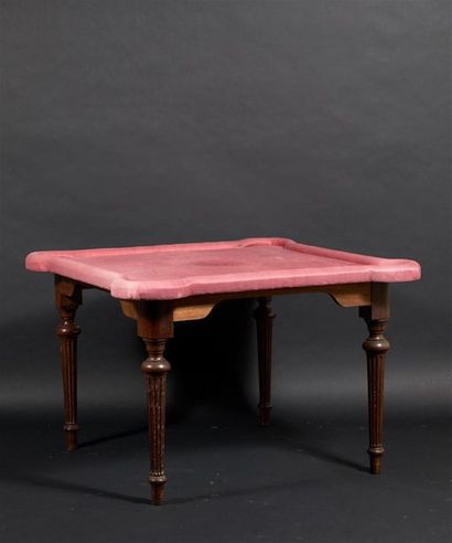 Suite de quatre fauteuils à châssis en bois...
