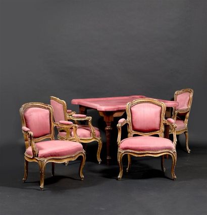 Suite de quatre fauteuils à châssis en bois...