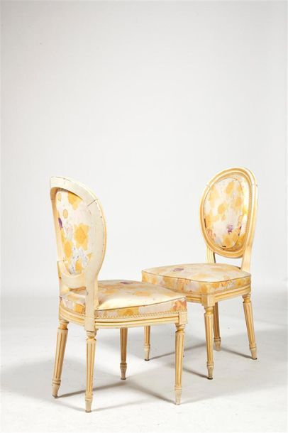 Paire de chaises médaillon en bois mouluré...